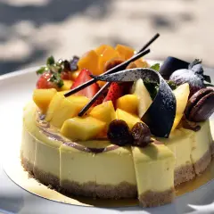 Kolorowe ciasto z mango, truskawkami i figami na talerzu. Jak ułożyć ciasto na talerzu, by wyglądało apetycznie?