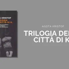 Copertina della "Trilogia della Città di K." di Agota Kristof, con due bambini. Le recensioni lodano quest'opera.