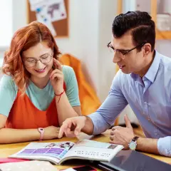 Ragazza e ragazzo studiano insieme, lui indica qualcosa sul libro. Ci sono molte frasi interessanti da scoprire.