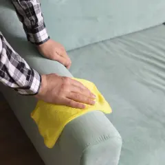 Jak usunąć plamy z kanapy? Sprawdzone metody i porady