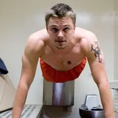 Leonardo DiCaprio gör armhävningar i ett fängelse. En scen från filmer med Leonardo DiCaprio.