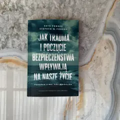 Książka "Jak trauma i poczucie bezpieczeństwa wpływają na nasze życie" Setha i Stephena Porgesów. To ważna lektura, bo nie zaczęło się od ciebie.