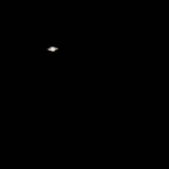 Saturn przez lornetkę. Widoczny pierścień gazowego olbrzyma, jakby namalowany pędzlem.