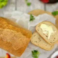 Chleb na zakwasie, z chrupiącą skórką i miękkim wnętrzem, to idealny wybór, jeśli zastanawiasz się, jaki chleb nie powoduje wzdęć.