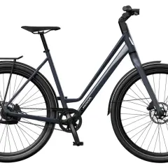 Strakke, donkerblauwe snelle stadsfiets voor heren met riemaandrijving en schijfremmen. Ideaal voor woon-werkverkeer.