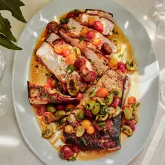 Grillowany stek z miecznika podany z kolorową salsą z pomidorków i oliwek. Pyszne danie na letni obiad.