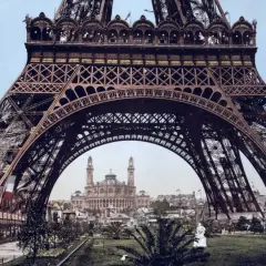 La Tour Eiffel, témoin de l'histoire, se dresse fièrement sur le Champ de Mars, offrant une vue sur le Palais de l'Industrie.