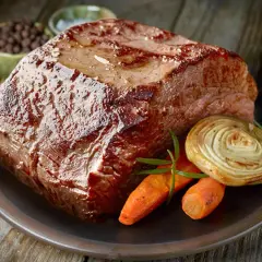 Saftiger rehbraten im ofen, mit karotten und zwiebeln. Perfekt für ein festliches Mahl.