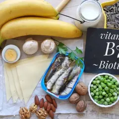 Biotin Lebensmittel: Bananen, Eier, Schweinefleisch, Pilze, Sardinen, Erbsen, Kartoffeln, Nüsse, Samen, Bohnen, Käse, Milch.