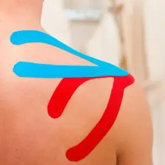 Kinesiotaping na plecach wspierający ćwiczenia na odstające łopatki. Kolory niebieski i czerwony.