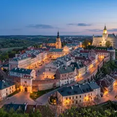 Zamek i rynek w Kazimierzu Dolnym o wschodzie słońca. Malowniczy wschód polski z widokiem na miasto i rzekę.
