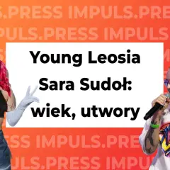 Young Leosia, czyli Sara Sudoł, na zdjęciu z mikrofonem i w stylizacji z różowymi włosami.