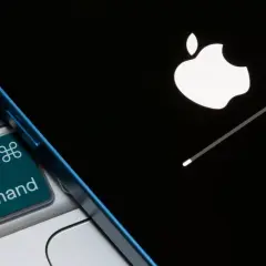 Klawiatura Mac z klawiszem Command i ekran iPhone'a z logo Apple i paskiem postępu. Dowiedz się, jak wyczyścić iPhone.