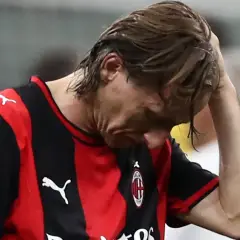 Piłkarz Milanu z opuszczoną głową, zmartwiony po przegranym meczu w Serie A. Tabela liga włoska nie wygląda dziś dla niego dobrze.