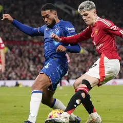 Piłkarze w akcji, jeden w niebieskiej koszulce Chelsea, drugi w czerwonej koszulce Manchesteru United. Mecze tych klubów to często starcia najbogatszych klubów piłkarskich.