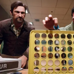 Dwóch mężczyzn gra w "Connect Four". Jeden z nich, w brązowej kurtce, patrzy na planszę. Drugi, w zielonej kurtce, właśnie wrzuca niebieski krążek. To może być ich "a way out spolszczenie".