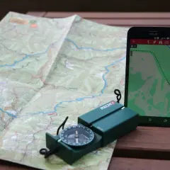 Mappa, bussola e smartphone con navigazione: strumenti essenziali per ogni way point.