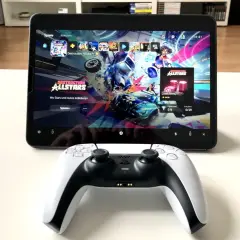 PS5 Controller mit Handy verbinden: Ein DualSense-Controller liegt vor einem Tablet, das das Spiel "Destruction AllStars" anzeigt.