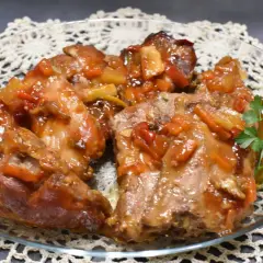 Żeberka w sosie z warzywami, jak z przepisu na żeberka w sosie Ania Gotuje. Aromatyczne i soczyste danie.