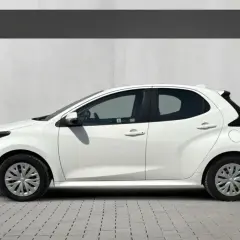 Biała, używana Toyota Yaris z salonu, z czarnymi akcentami, gotowa na nowe przygody.