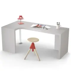 Scrivania in cartongesso angolare con sgabello, lampada rossa e tazza sorridente.
