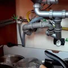 Connessioni idrauliche e presa elettrica per il montaggio lavastoviglie incasso.