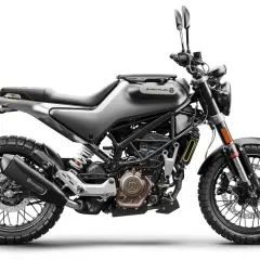 Stylowy motocykl Husqvarna 125 4T w kolorze szarym, z czarnym siedzeniem i detalami w kolorze żółtym. Idealny do miejskich podróży.