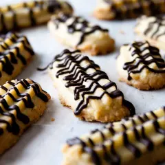 Småkakor med chokladglasyr, perfekta för fikat. Ett enkelt småkakor recept som alla kan lyckas med.