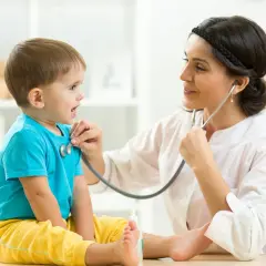 Lekarka bada serce dwulatka stetoskopem. To ważny etap rozwoju dziecka, kontrola zdrowia.