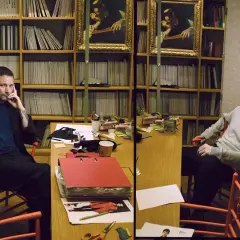 Lázaro Hernández, rodeado de libros y bocetos, reflexiona en su estudio.