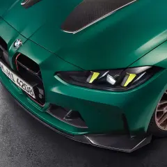 Przód zielonego BMW M4 CSL z detalami z włókna węglowego i złotymi felgami.