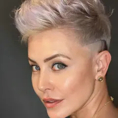 Capelli corti uomo sfumati con un ciuffo audace e un taglio moderno.