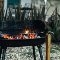 Brasero prêt pour la cuisson barbecue, braises ardentes sous la grille. L'été arrive !