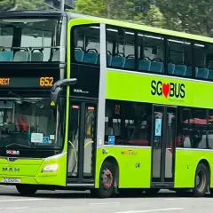 Jasnozielony autokar piętrowy SG BUS z numerem 652 na trasie City Direct.