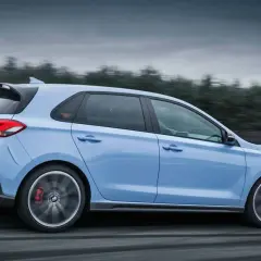 Hyundai i30 N azul en movimiento, mostrando su tracción y diseño deportivo en una pista.