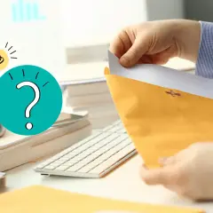 Mani che aprono una busta gialla, con un punto interrogativo e una lampadina che simboleggiano la domanda: ogni quanto arriva la bolletta della luce?