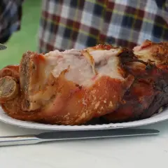 Chrupiąca golonka pieczona, idealna do podania. Dowiedz się, jak przyprawić golonkę do pieczenia, by była soczysta i aromatyczna.