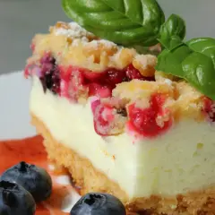 Pyszne ciasto na lato z owocami leśnymi, kremowym serkiem i kruszonką. Idealne na gorące dni.