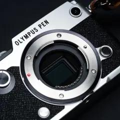 Zbliżenie na aparat Olympus PEN. Dowiedz się, jak sprawdzić ile aparat zrobił zdjęć, analizując jego wnętrze.