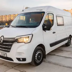 Biały kamper na bazie Renault Master 2, gotowy na przygodę.