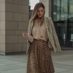 Jaką bluzkę wybrać do spódnicy w panterkę, aby zachwycić?