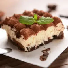 Pyszne tiramisu z kremem mascarpone. Zastanawiasz się nad mascarpone kcal? Ten deser to prawdziwa uczta dla zmysłów!
