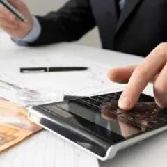 Depozyt notarialny: Kto pokrywa koszty? Oblicz i zabezpiecz transakcję.