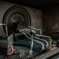 System audio w bagażniku: subwoofer, wzmacniacz Pioneer i manometr. Dowiedz się, jak podłączyć wzmacniacz samochodowy.