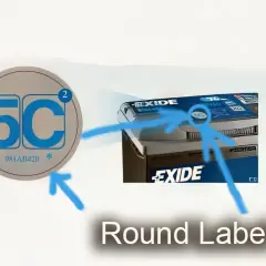 Okrągła etykieta z kodem 981AB420 wskazuje datę produkcji akumulatora Exide.