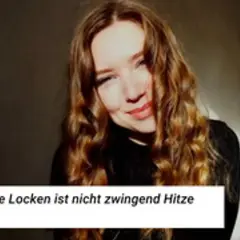 Traumhafte Hollywood Waves selber machen: Junge Frau mit voluminösen, welligen Haaren lächelt.