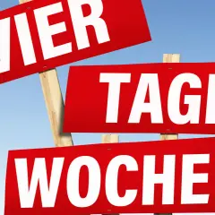Rote Schilder mit weißen Buchstaben: "VIER TAGE WOCHE". Ein ironisches Bild, wenn man krank am freien Tag ist.