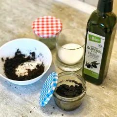 Zutaten für einen Sugar Scrub selber machen: Kaffeesatz, Zucker und Olivenöl.