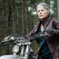 Carol, dans The Walking Dead : Daryl Dixon saison 2, sur sa moto, prête à affronter les dangers de la forêt.