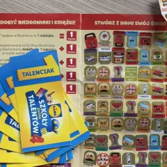 Naklejki z Biedronki i karty "Szkoły pełne talentów" na tle promocji.